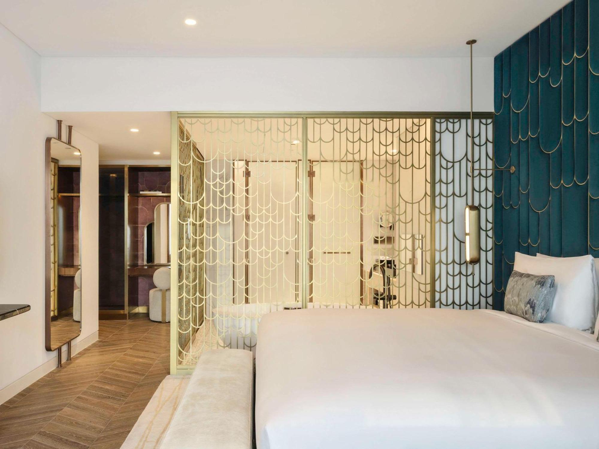 So/ Uptown Dubai Hotel Bagian luar foto A bedroom at the hotel