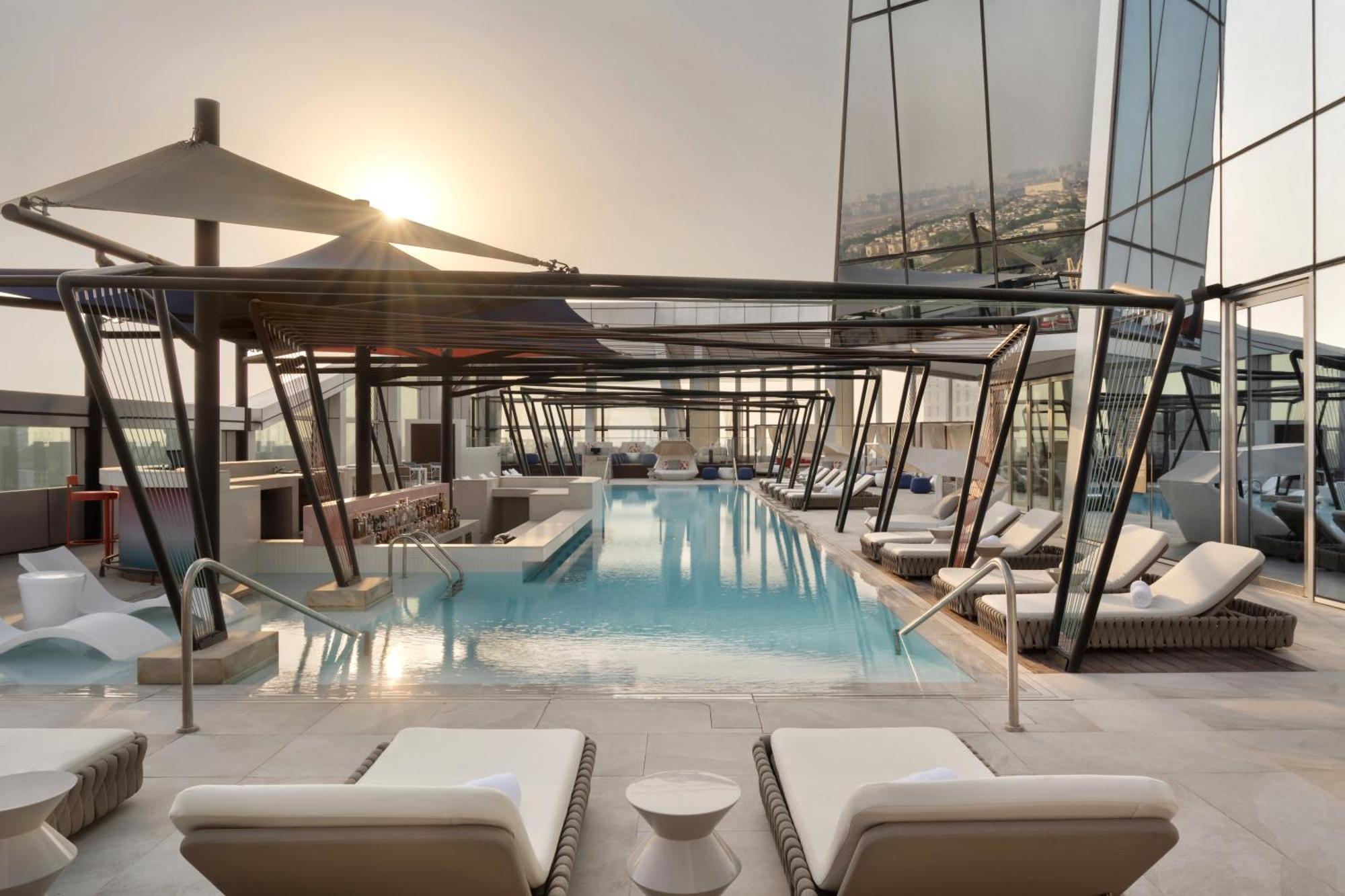 So/ Uptown Dubai Hotel Bagian luar foto The rooftop pool at the hotel