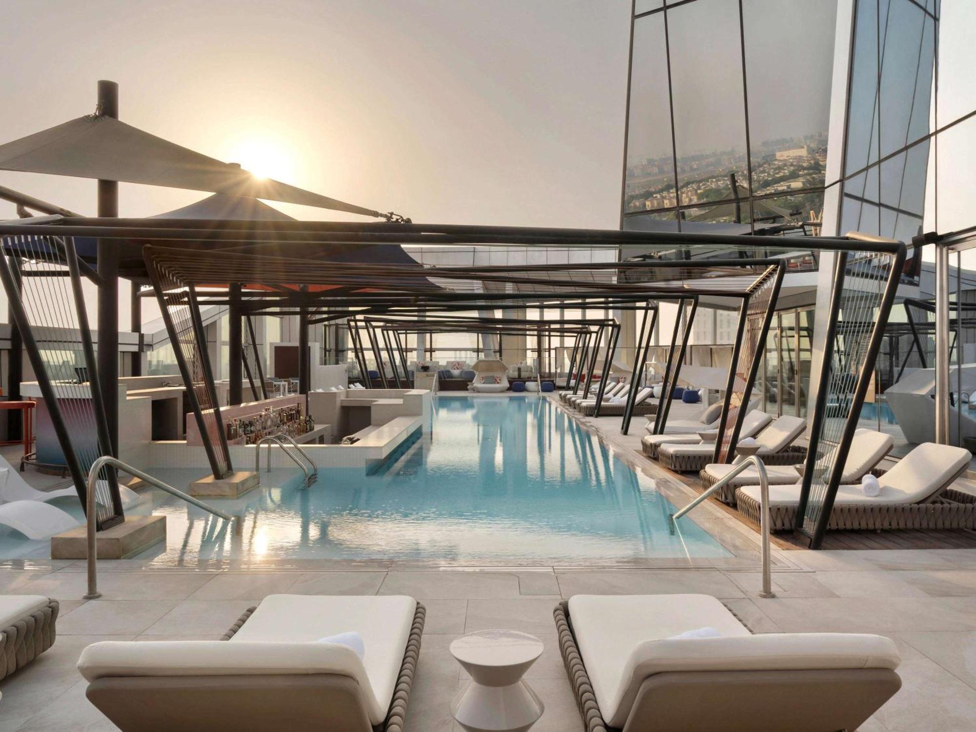 So/ Uptown Dubai Hotel Bagian luar foto The rooftop pool at the hotel