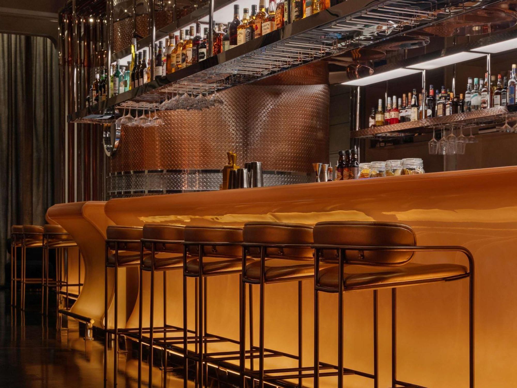 So/ Uptown Dubai Hotel Bagian luar foto The bar at the London Edition