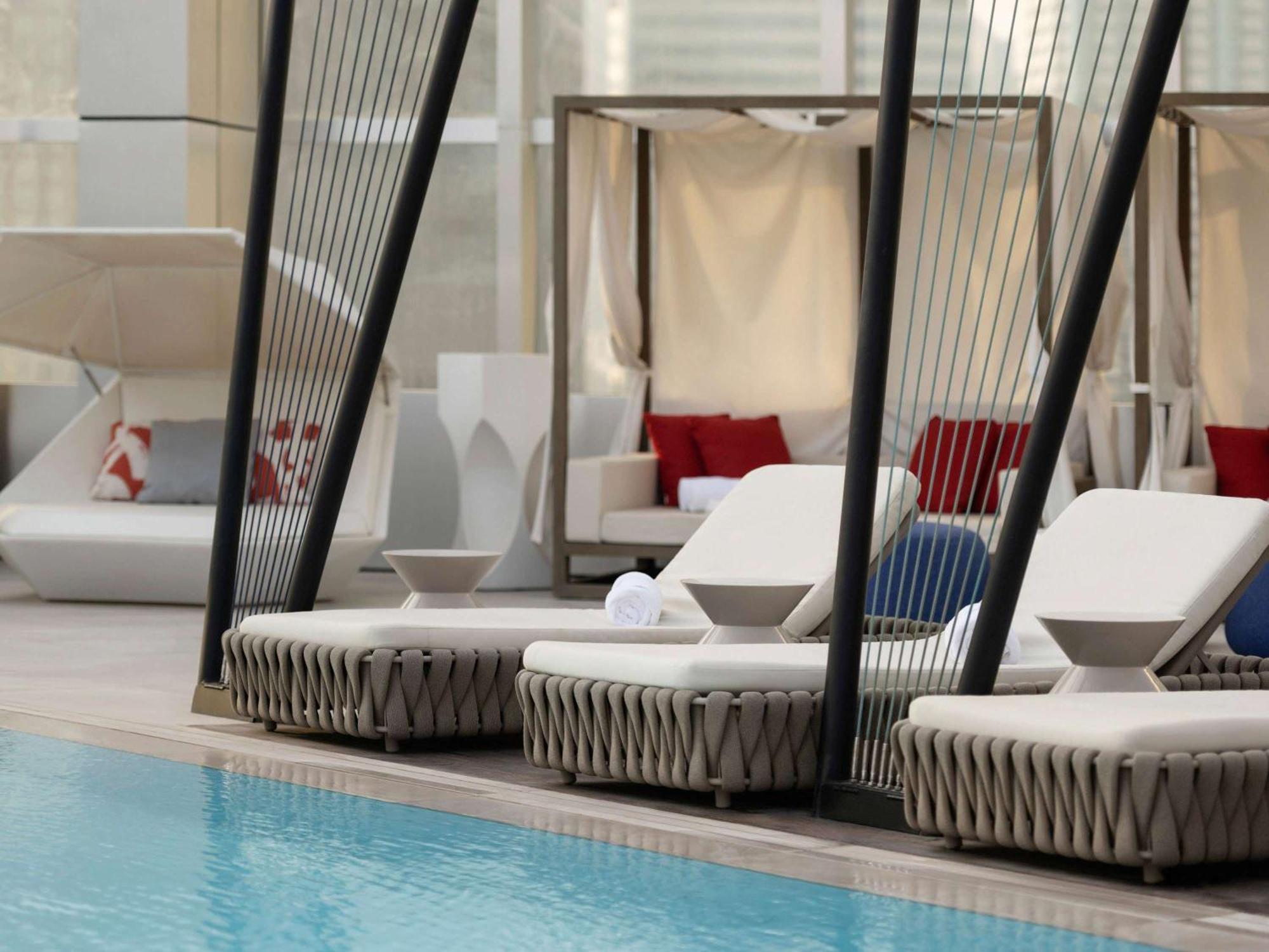 So/ Uptown Dubai Hotel Bagian luar foto Cabanas at the pool