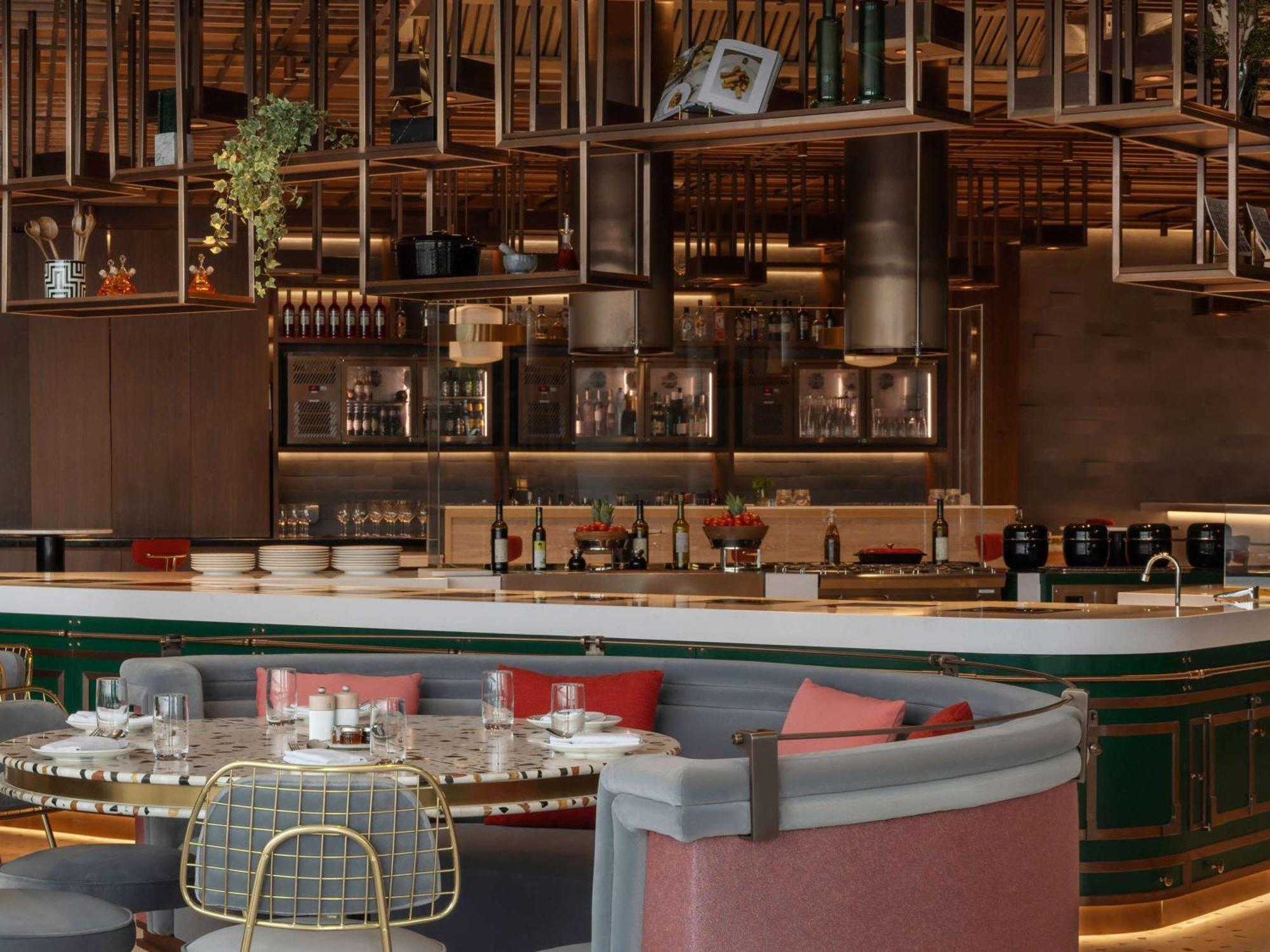 So/ Uptown Dubai Hotel Bagian luar foto The bar at the restaurant