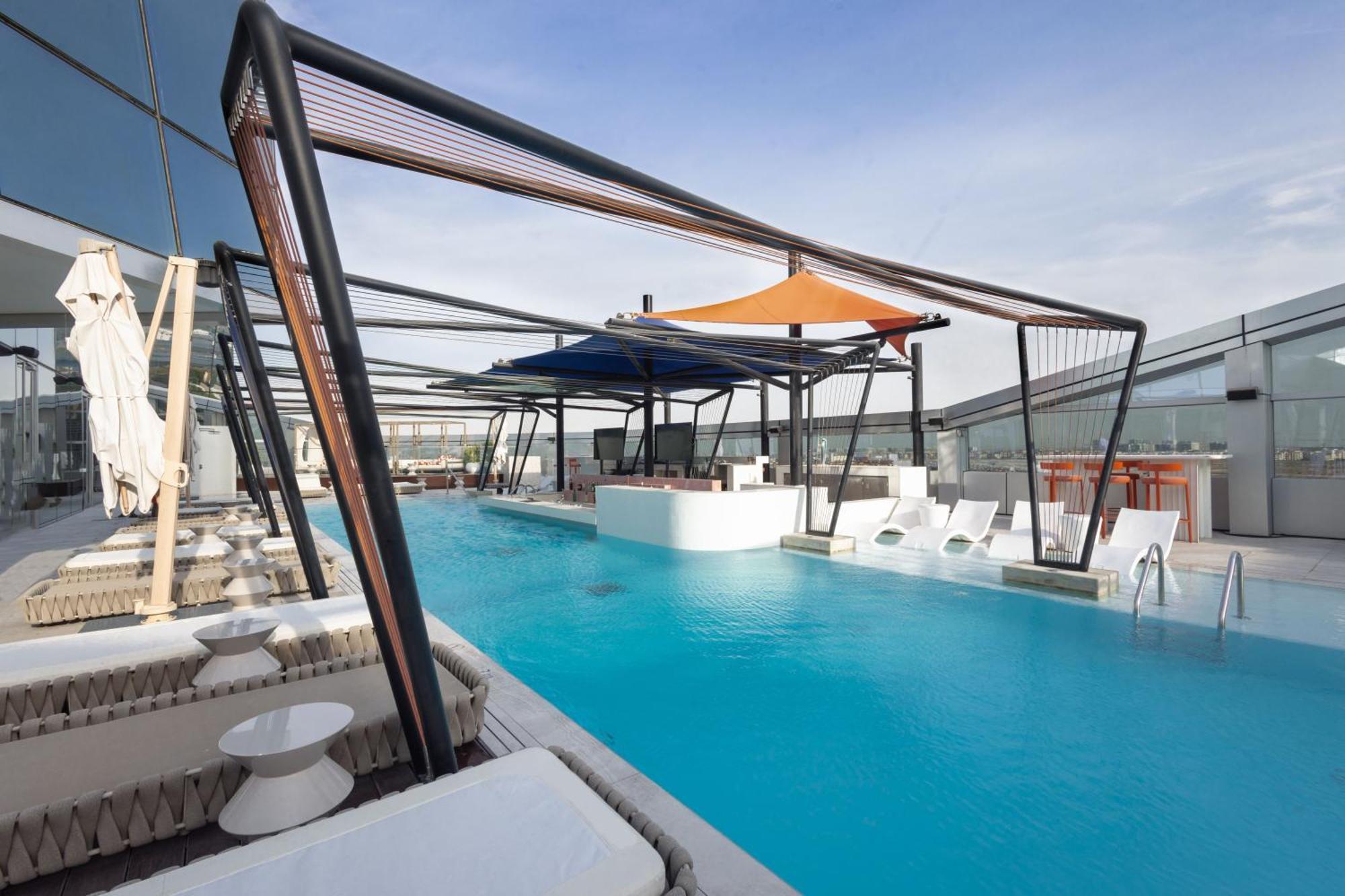 So/ Uptown Dubai Hotel Bagian luar foto The rooftop pool at the hotel
